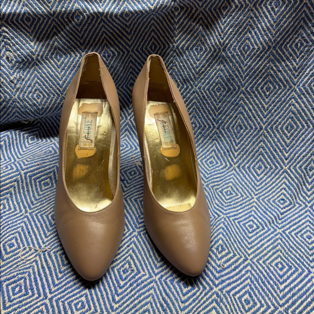 Women’s Fredrico Leon pump in nude